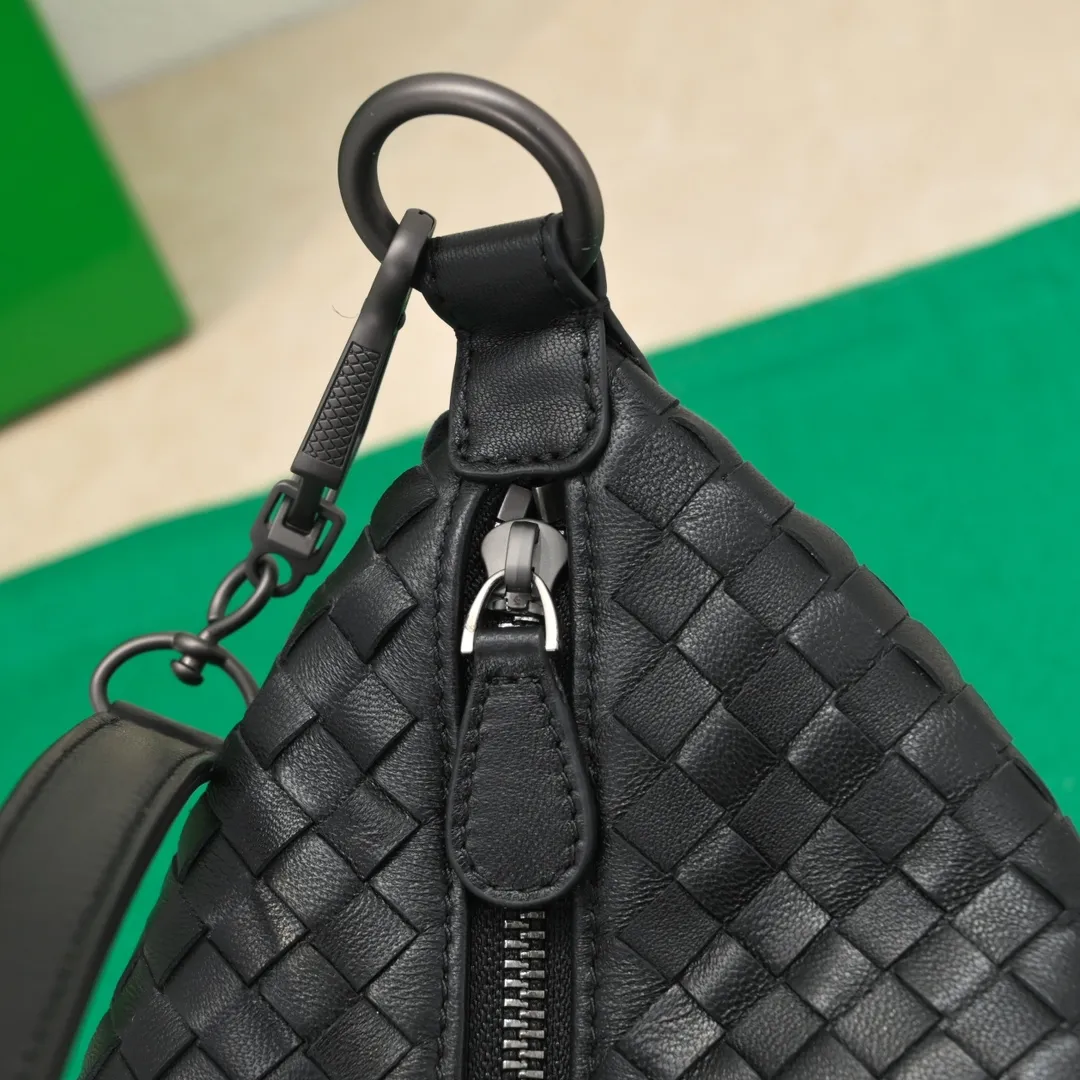 Batch 1260 BV classic women's hand-held shoulder crossbody bag, made of imported sheepskin purely hand-woven, lined with pigskin, equipped with original matte hardware, with long shoulder straps that can be adjusted in length, impeccable workmanship, top-notch craftsmanship, focusing on high-end quality, the first choice for product identification, real-life pictures 👉🏻The color is great👍 Size: 28*18*14 Model: 9843